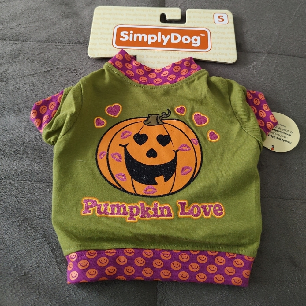 This Simply Dog Outfit T-Shirt in size S is perfect for Halloween. Pumpkin Love